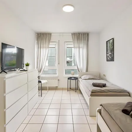 Monteurwohnung, 5 Einzelbetten, Küche, Parkplatz, Nähe Stuttgart, Hyra Living - Hn03 Apartamento *